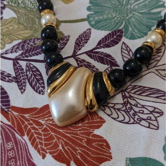 Napier Black & White Beaded Gold Tone Necklace Signed Vintage 24''‎ - Picture 2 of 5